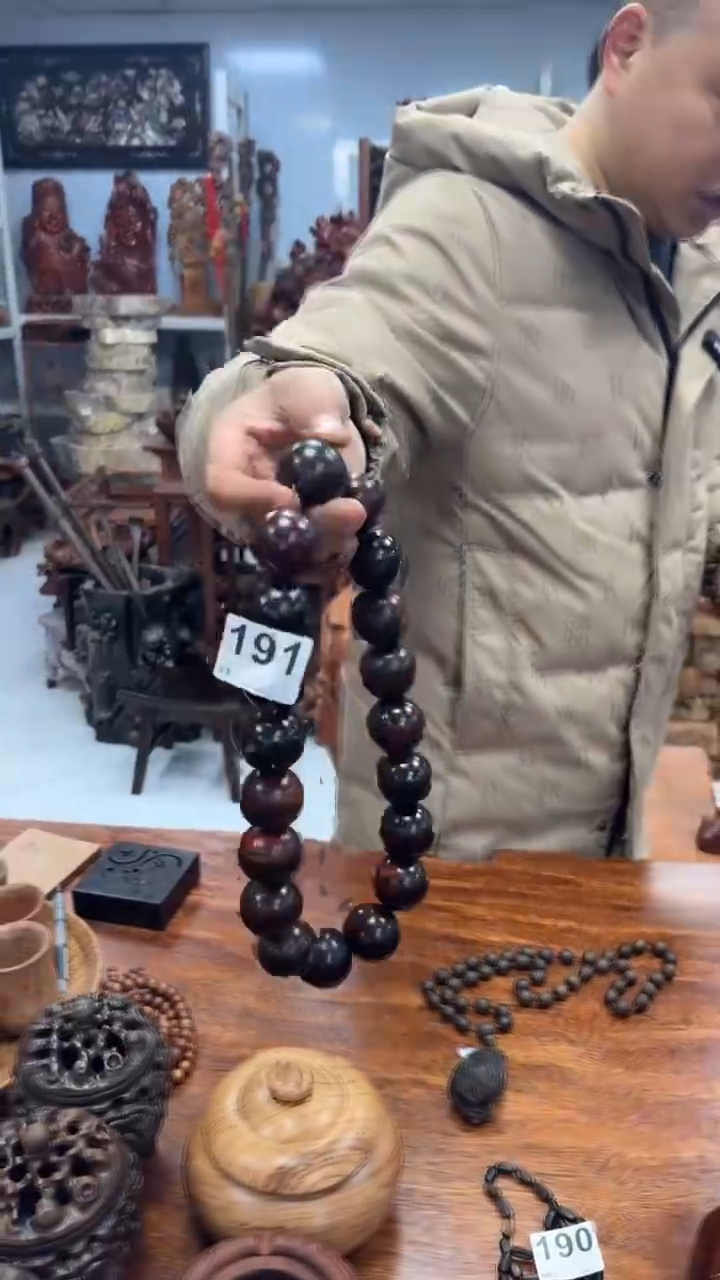 交趾黄檀（大红酸枝）兴****区工艺品88888888