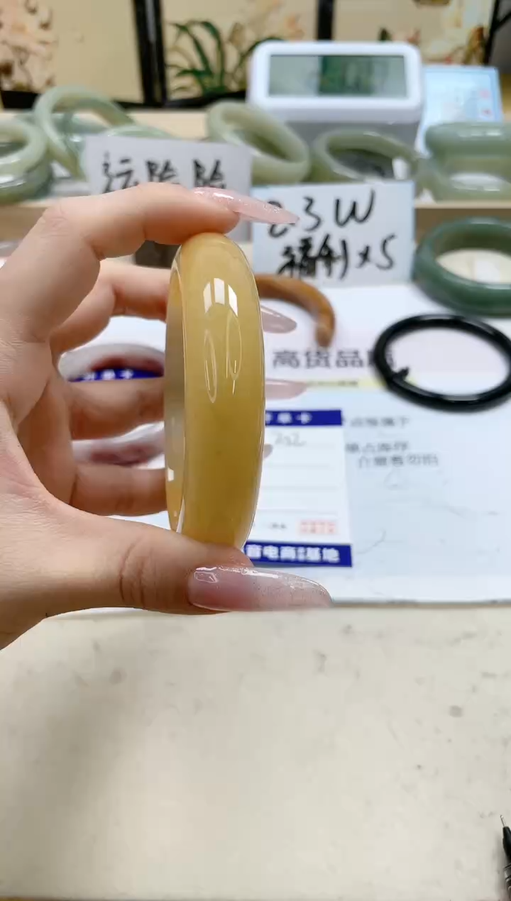 【闪购商品】石英质玉手镯未镶嵌252/62.8