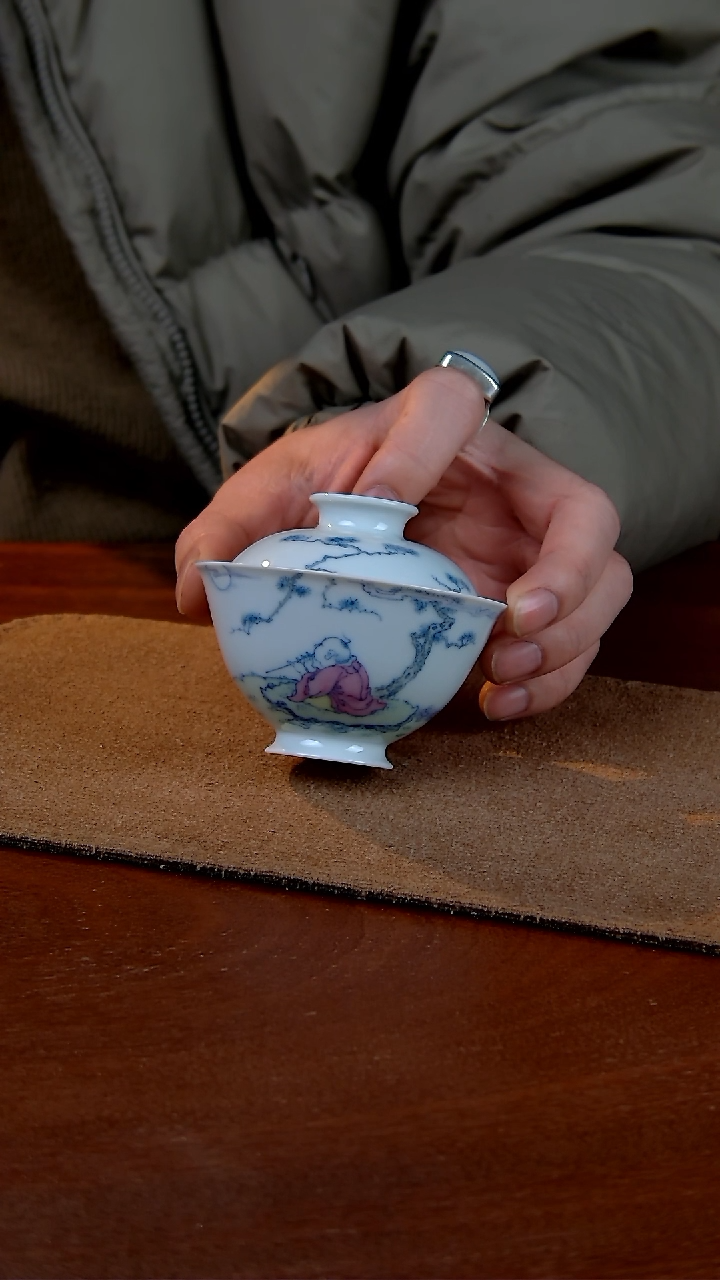 【闪购商品】阿九山石树纹图盖碗斗彩