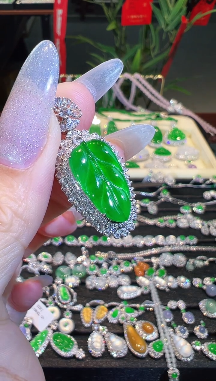 【闪购商品】翡翠吊坠(不含链)18K金镶嵌翡翠