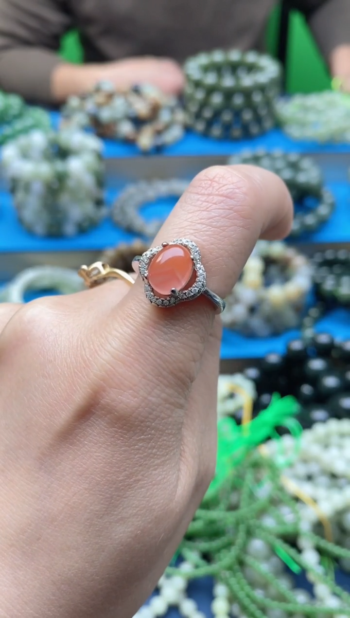 颈饰未镶嵌南红玛瑙且**看戒指