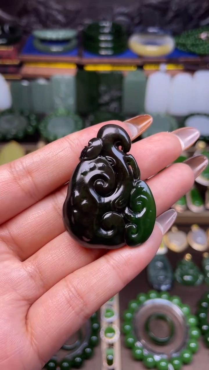 颈饰未镶嵌和田玉聚红皮如意吊坠