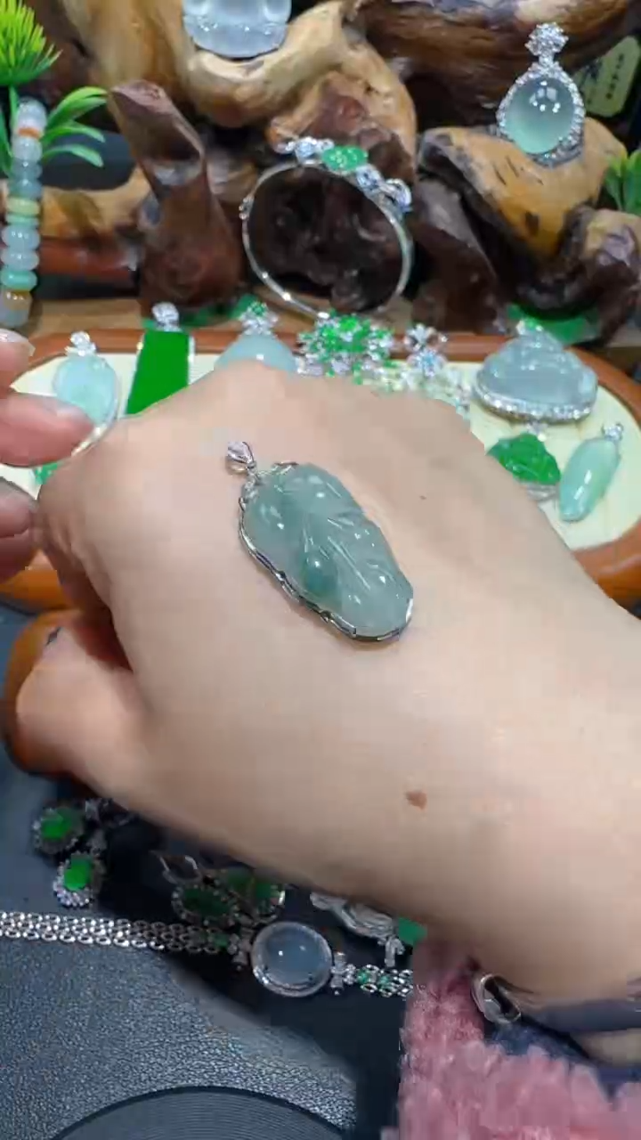 【闪购商品】翡翠吊坠(不含链)18K金镶嵌吊坠