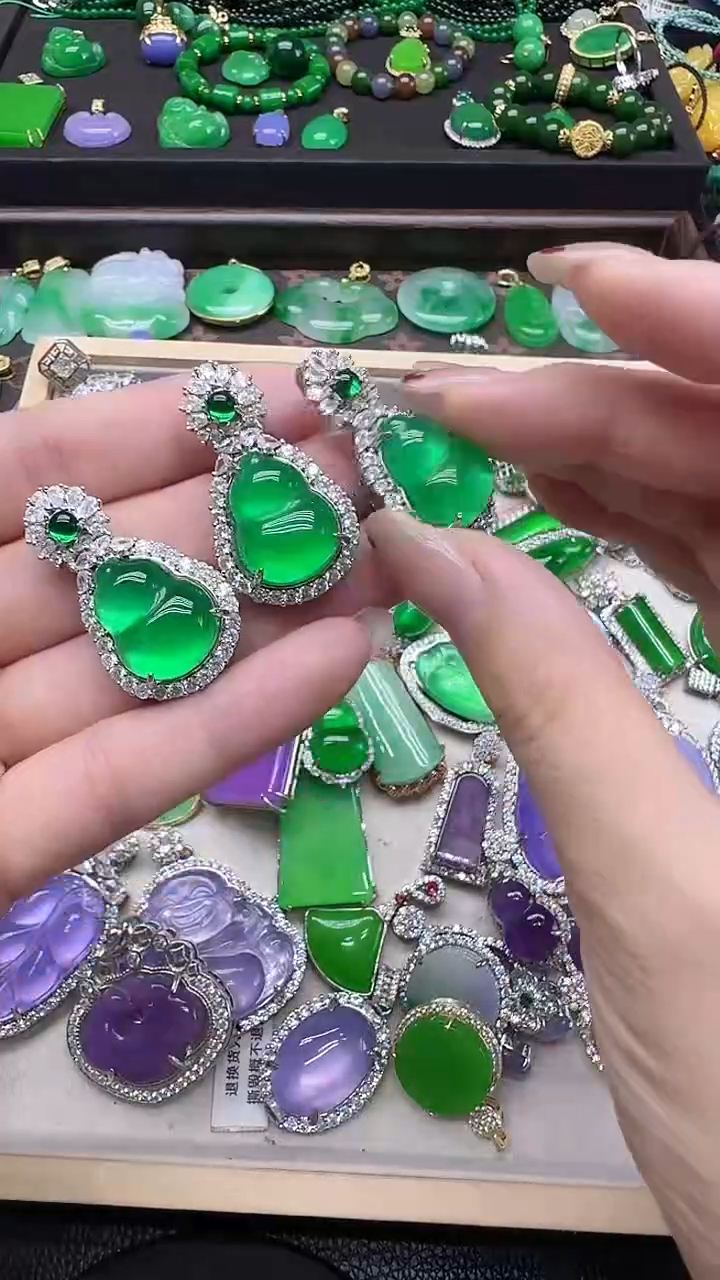 翡翠未镶嵌颈饰冰绿葫芦镶嵌