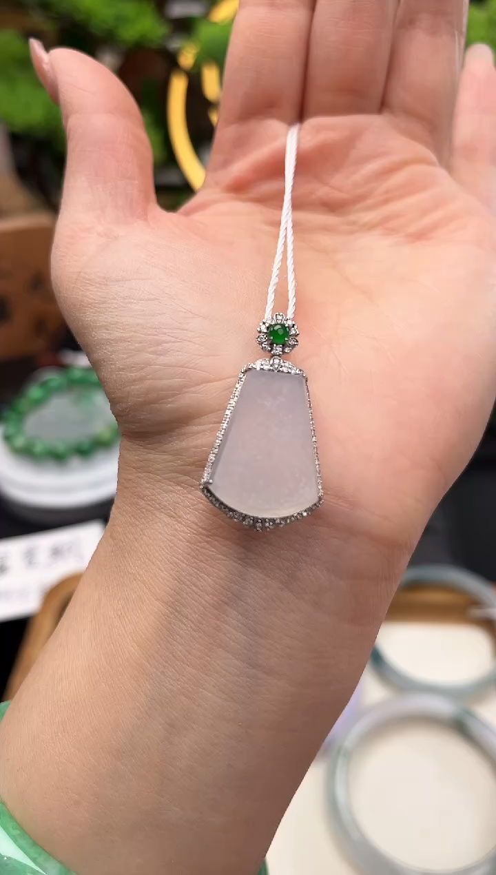 颈饰18K金镶嵌翡翠吊坠