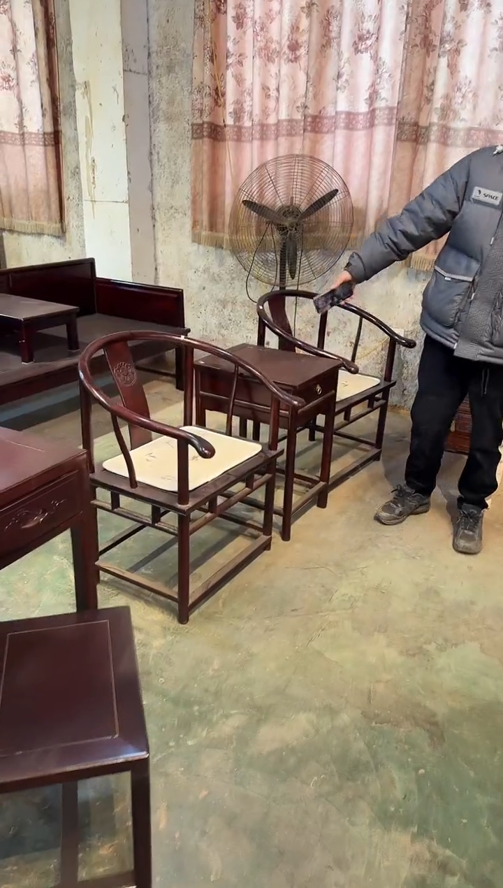 黑酸枝木类成套家具圈椅三件套