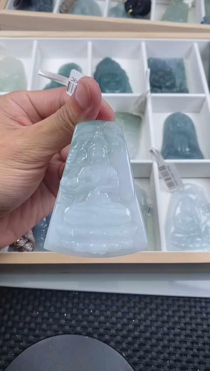 翡翠未镶嵌颈饰 