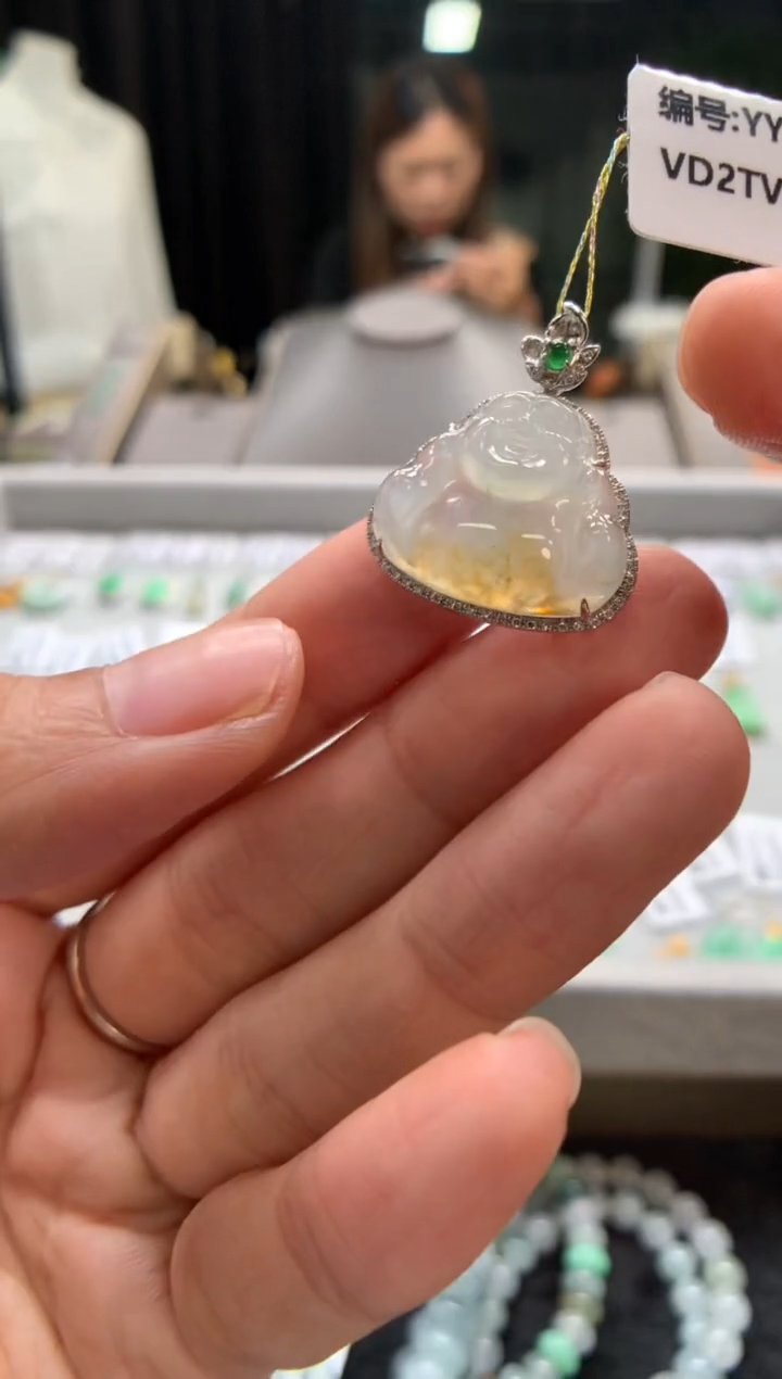 翡翠18K金镶嵌颈饰佛公