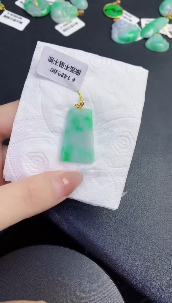 颈饰18K金镶嵌翡翠缅甸天然翡翠A货