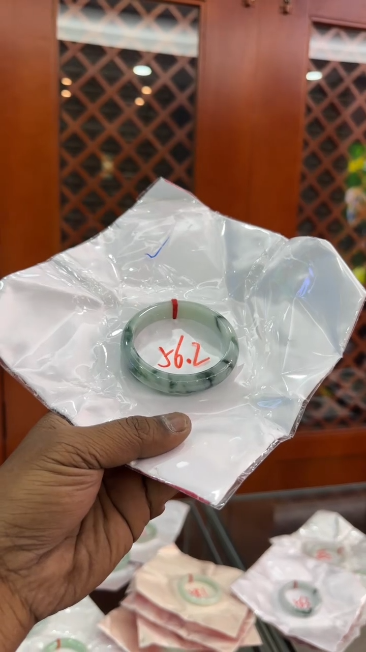 【闪购商品】翡翠手镯未镶嵌手镯