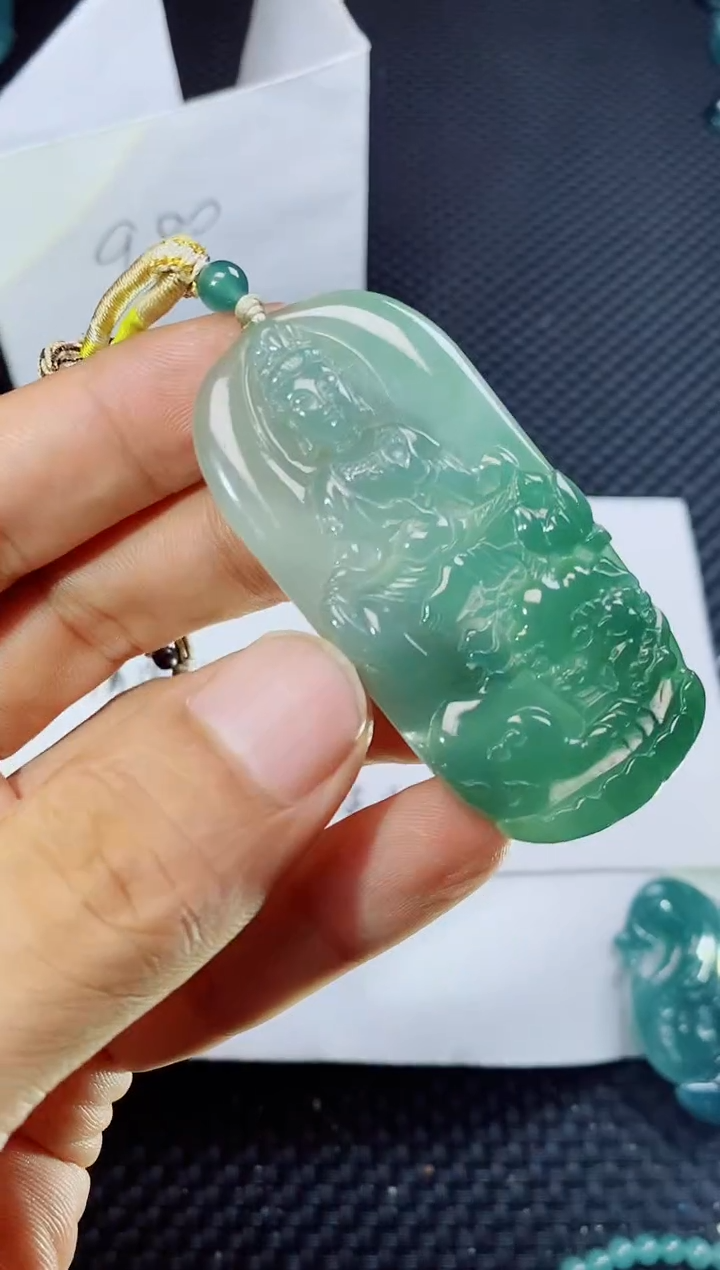 翡翠未镶嵌颈饰          