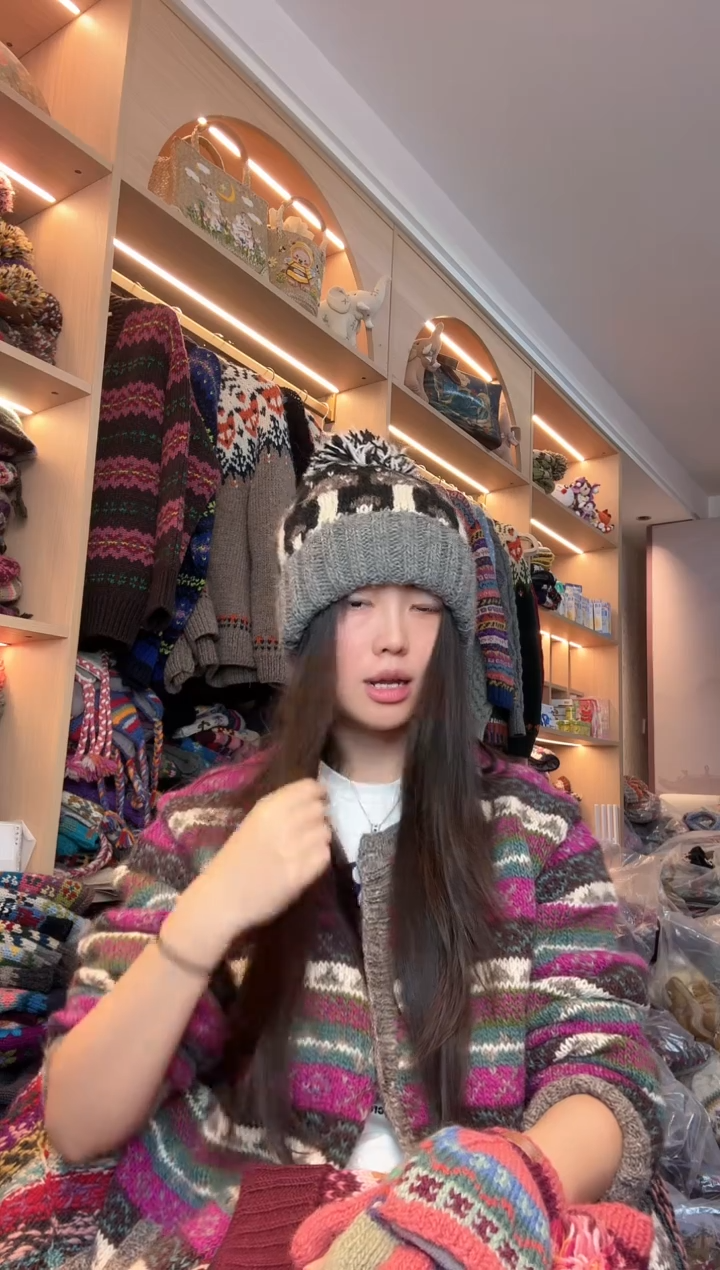 羊毛灰黑白翻边蘑菇帽