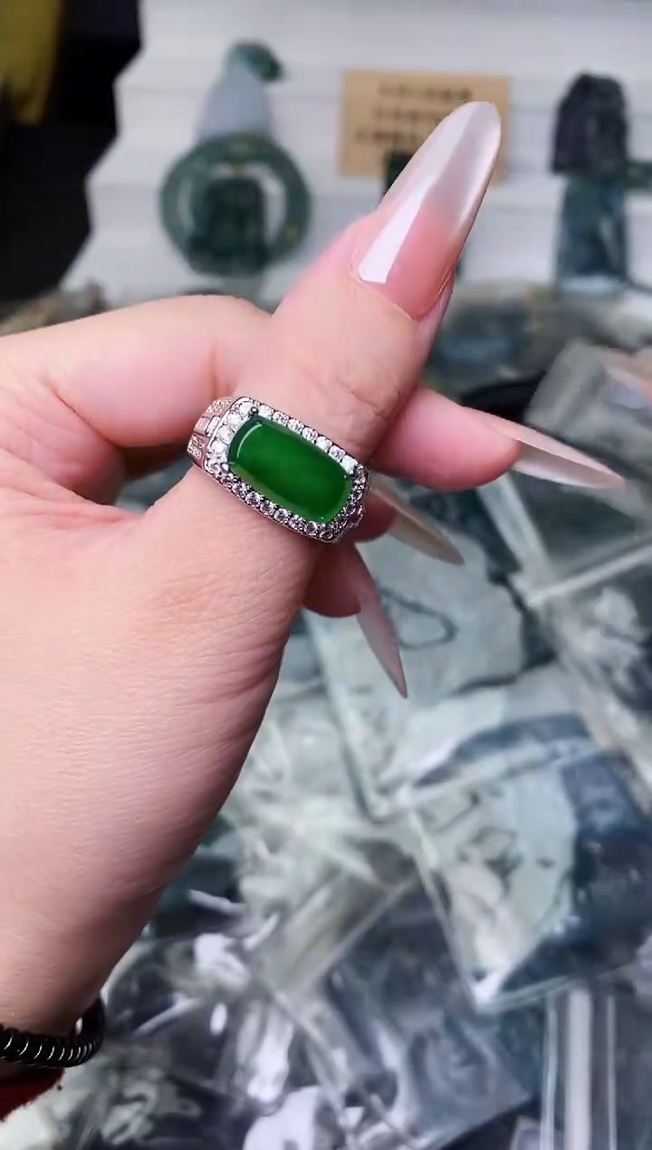 颈饰未镶嵌翡翠 