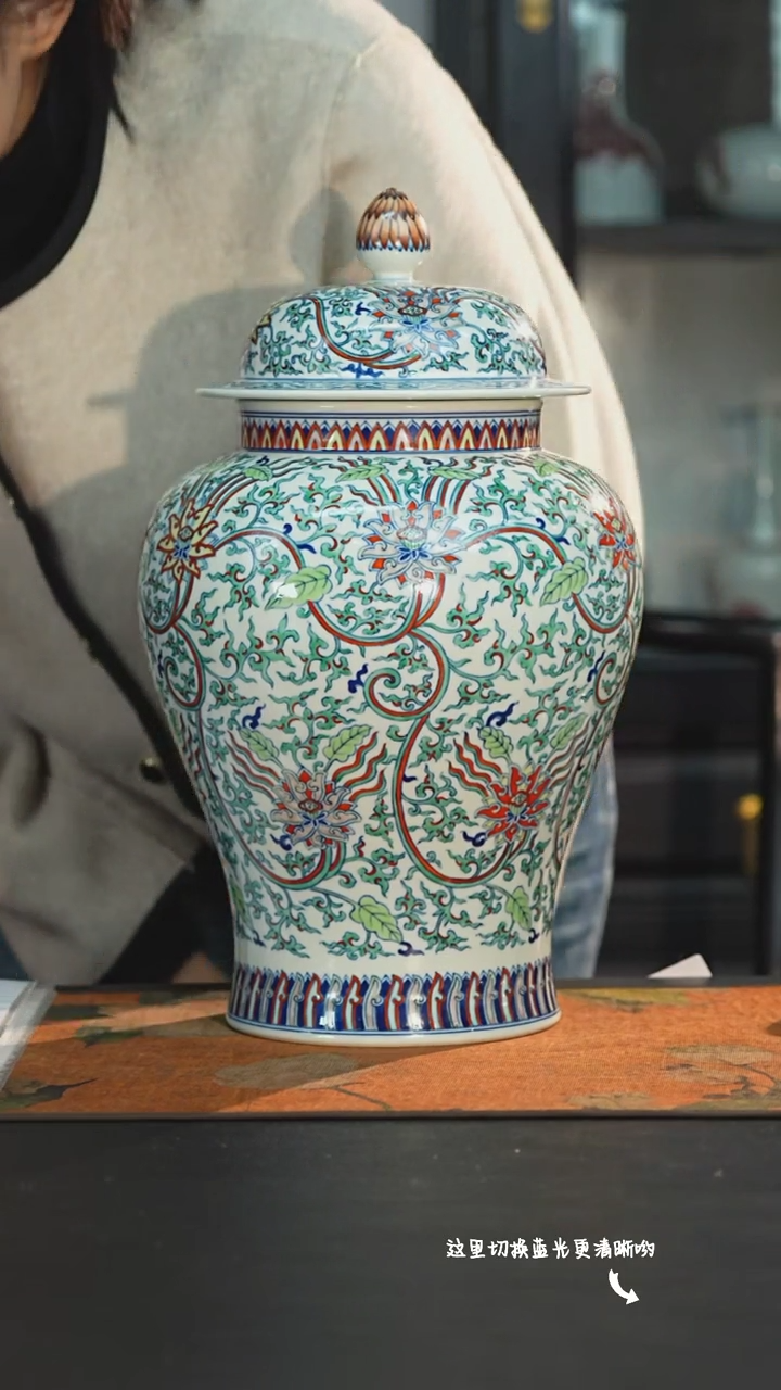 【闪购商品】馆藏级斗彩女将军—涂杏花大师