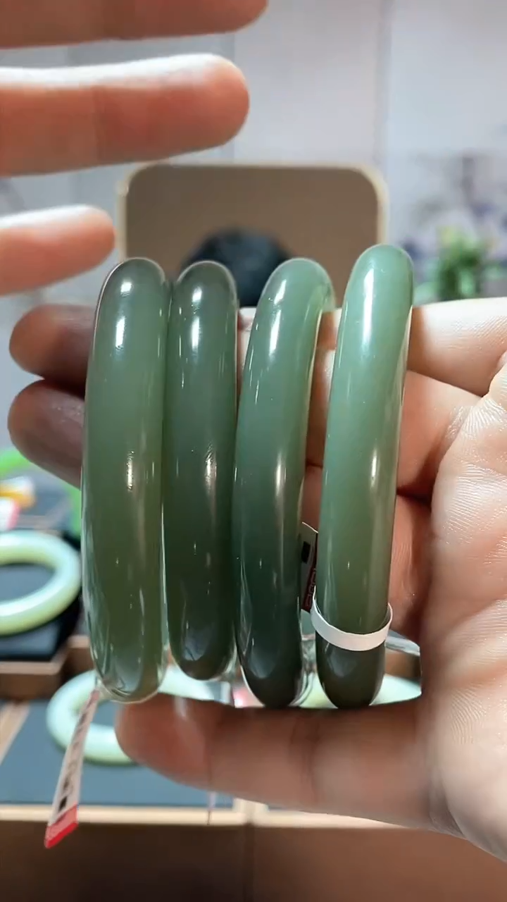 【闪购商品】和田玉手镯未镶嵌湖水绿53-60多样性发一