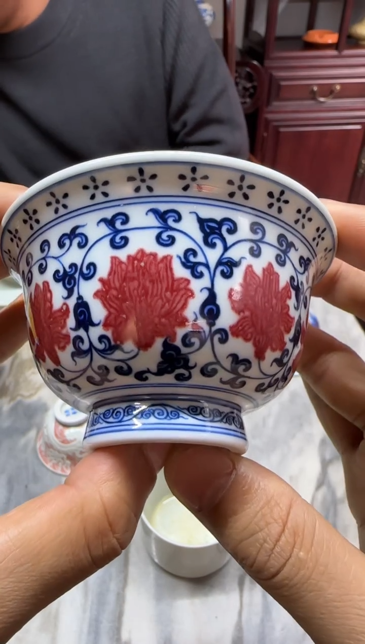 天义华 青花釉里红缠枝莲双狮压手杯