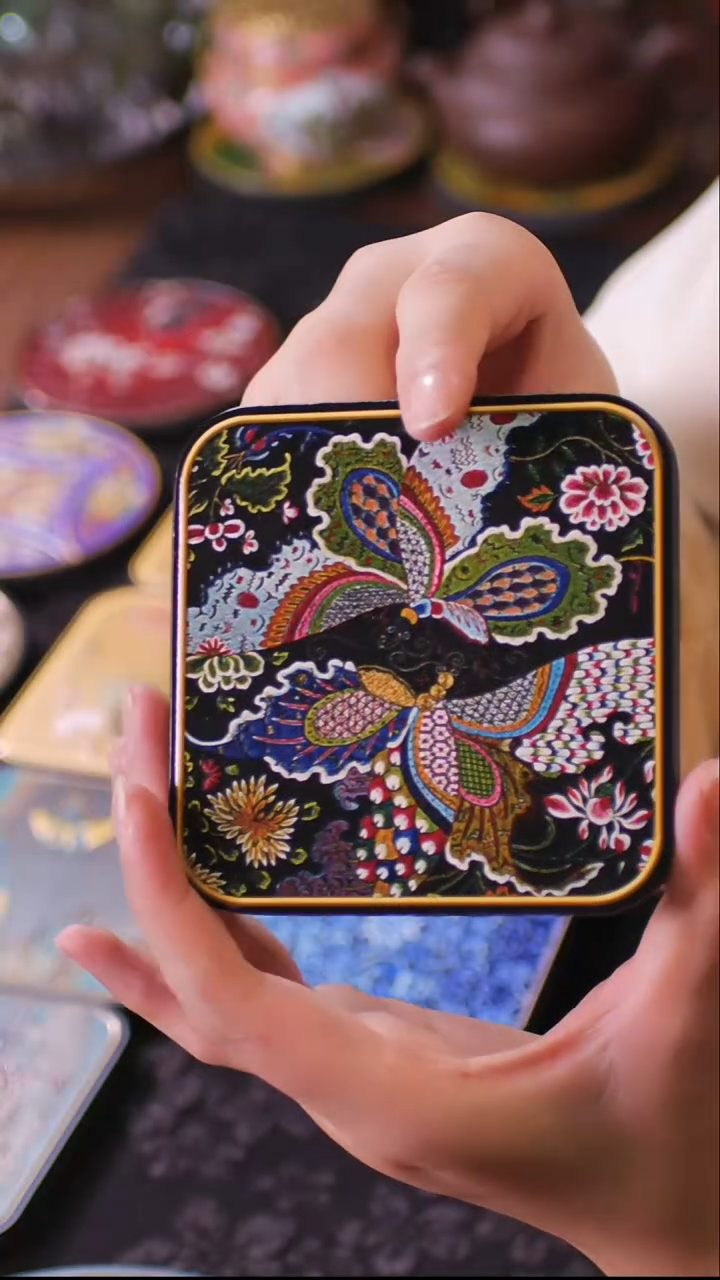 壹藏贰宝蝶恋花图案杯垫一片