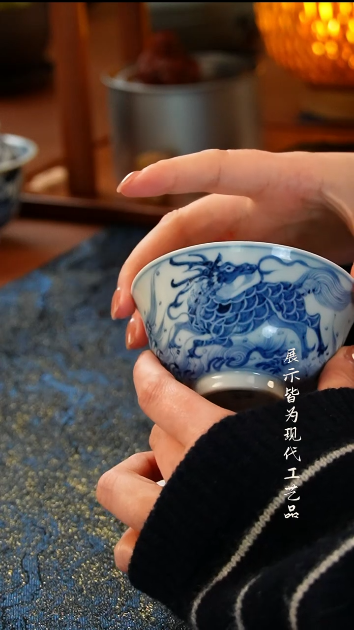 景德镇元青花麒麟踏浪单杯