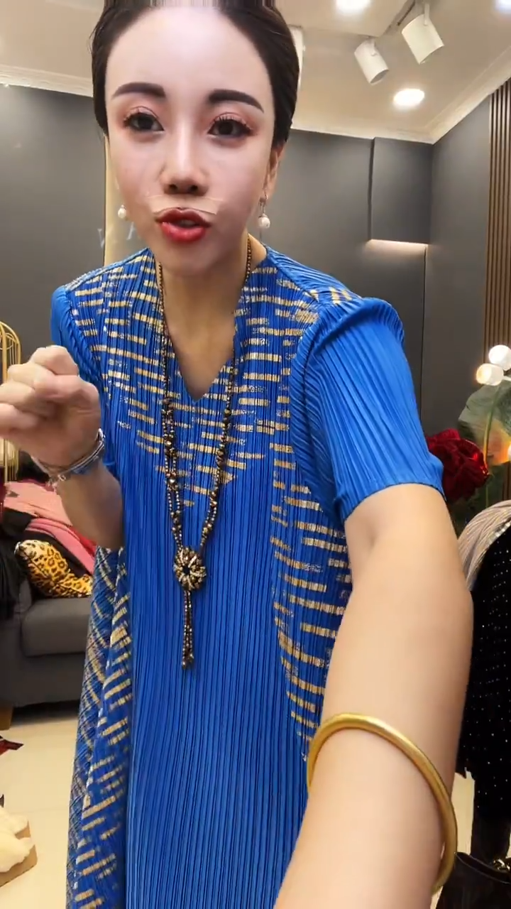 聚酯纤维（涤纶）蓝色 烫金裙