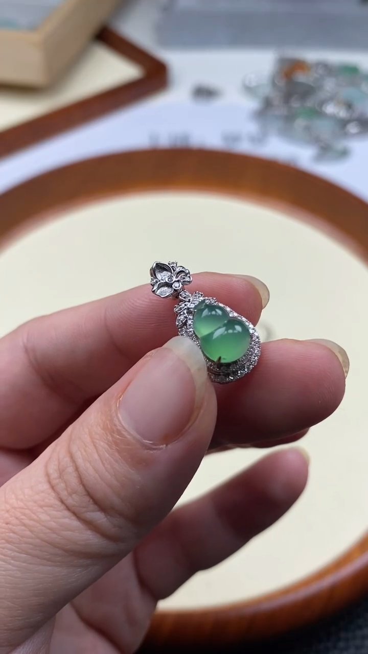 【闪购商品】翡翠挂件未镶嵌葫芦