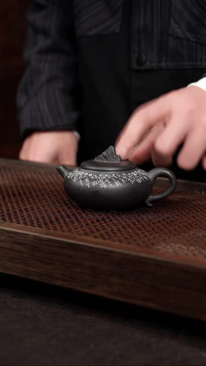 【闪购商品】紫砂茶壶黑料刻绘观山