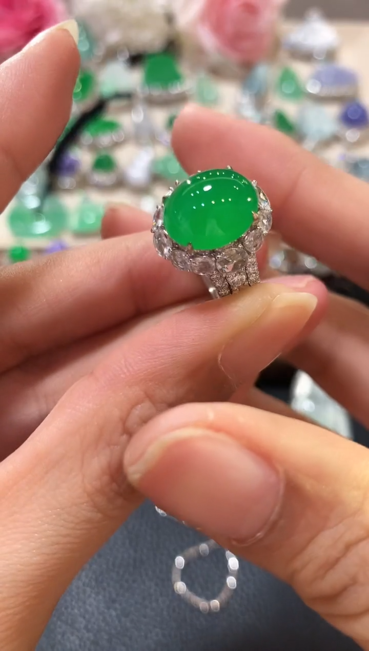 18K金镶嵌戒指翡翠?***.m133  