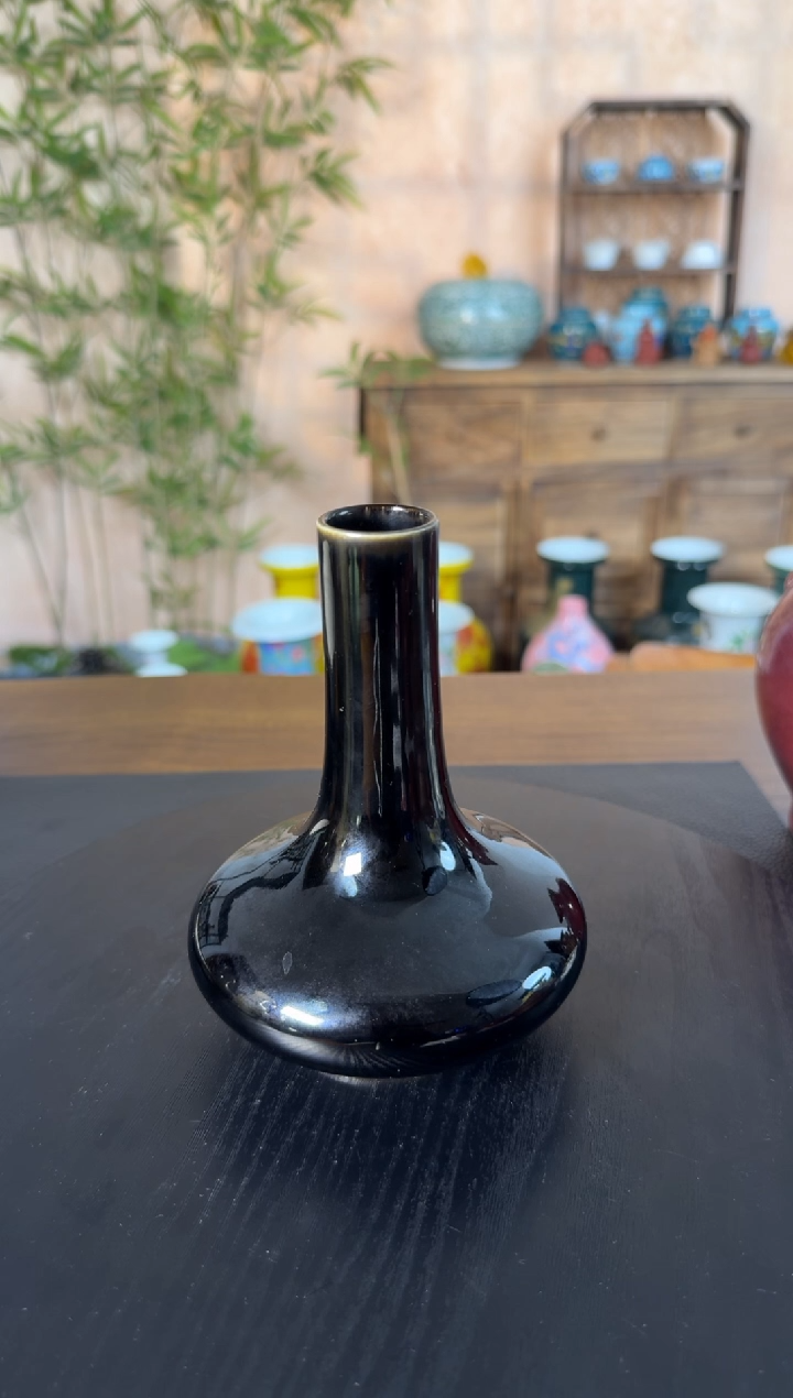 瓷荸荠小赏瓶乌金釉