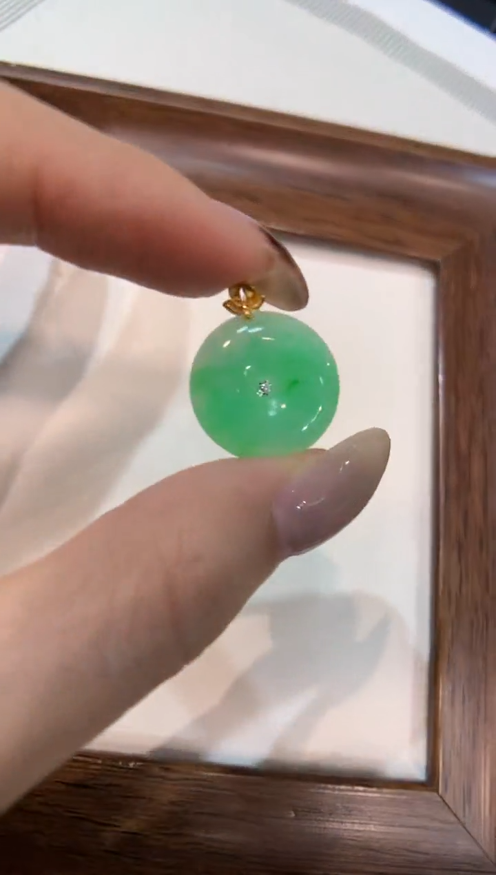 颈饰18K金镶嵌翡翠平安扣