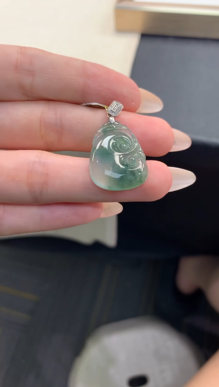 颈饰18K金镶嵌翡翠              