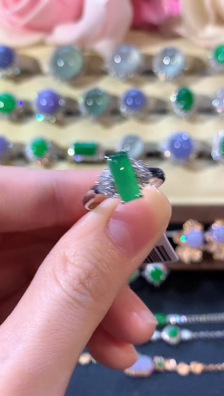 18K金镶嵌戒指翡翠冬日珠宝Q38