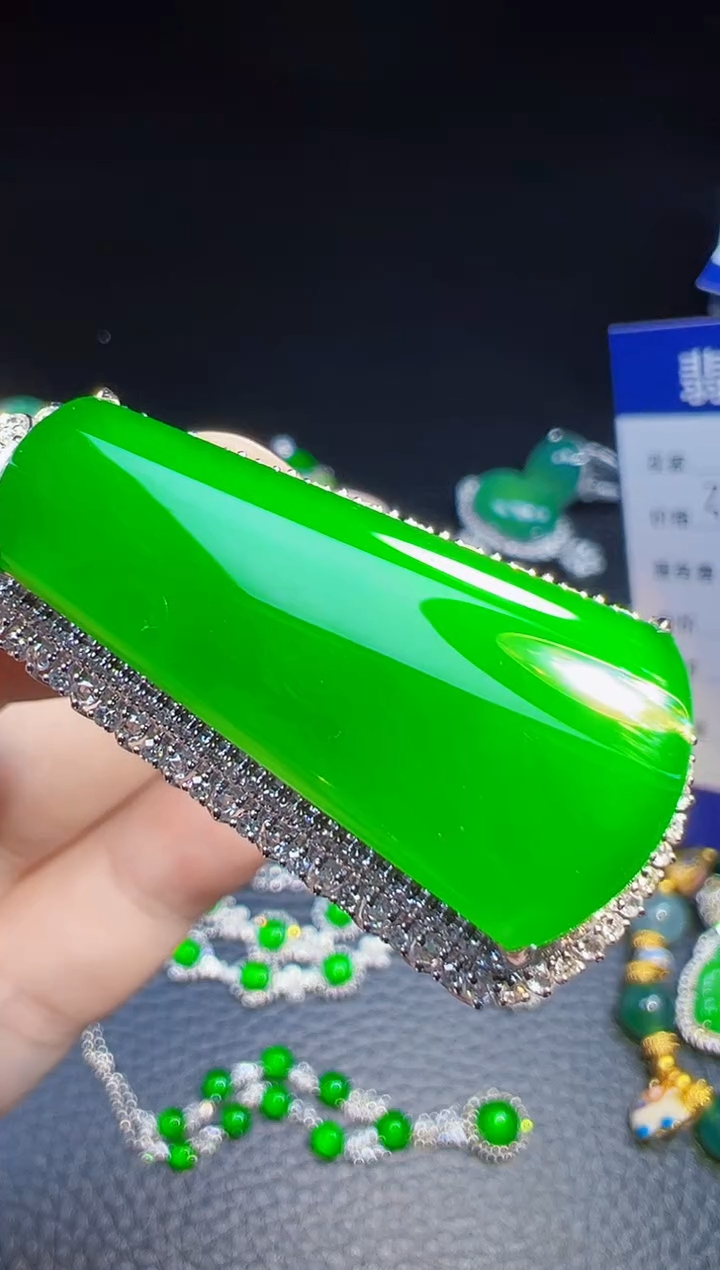 翡翠18K金镶嵌颈饰上****8翡翠