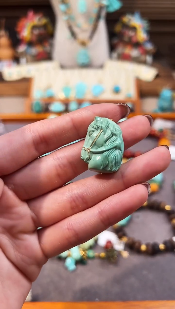 未镶嵌绿松石配饰马首