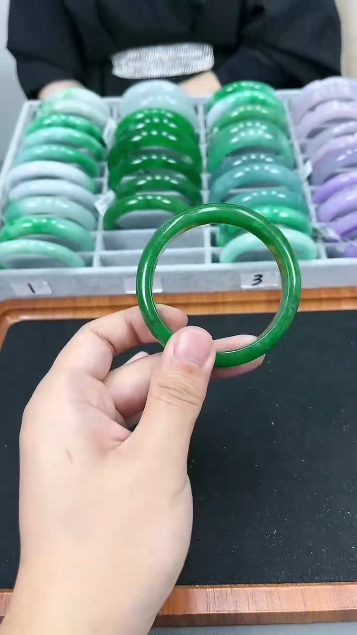 【闪购商品】砖雕h68 辣阳绿散珠子 圈口58.1