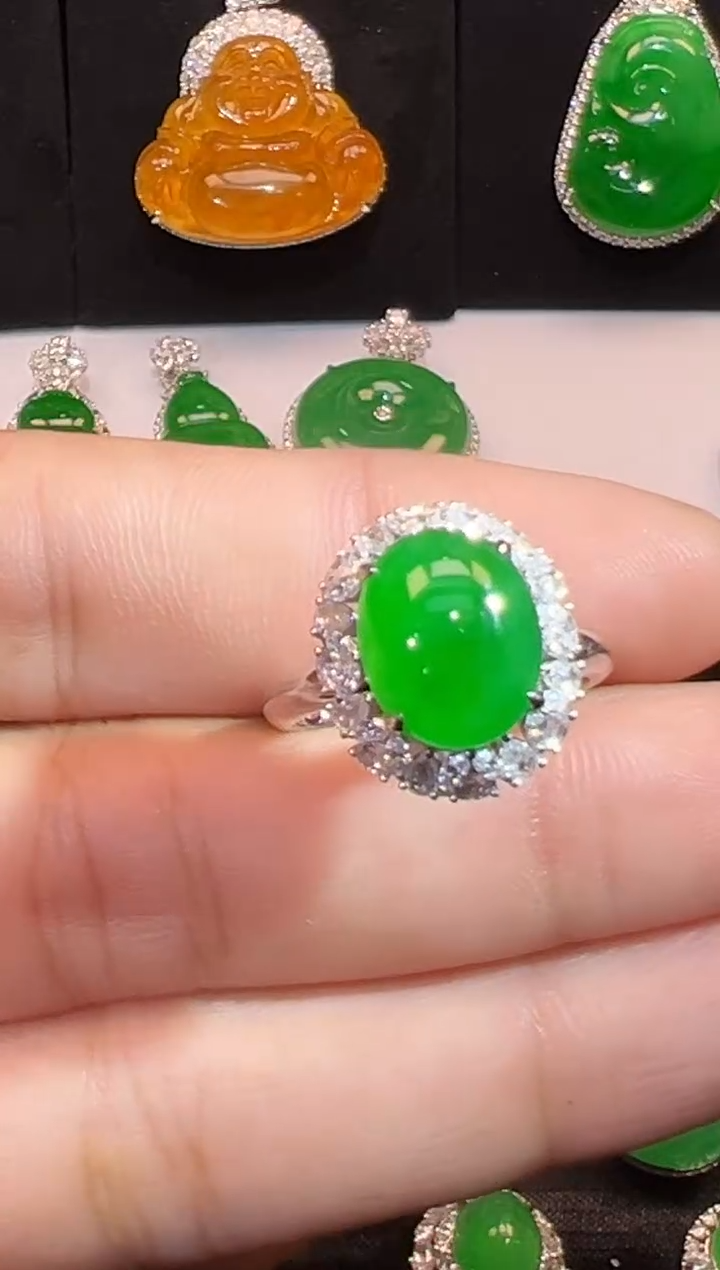 【闪购商品】翡翠戒指18K金镶嵌高冰满色阳绿蛋面戒指