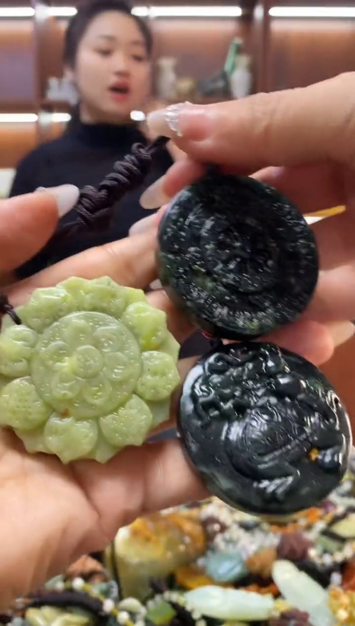 未镶嵌蛇纹石玉挂件 