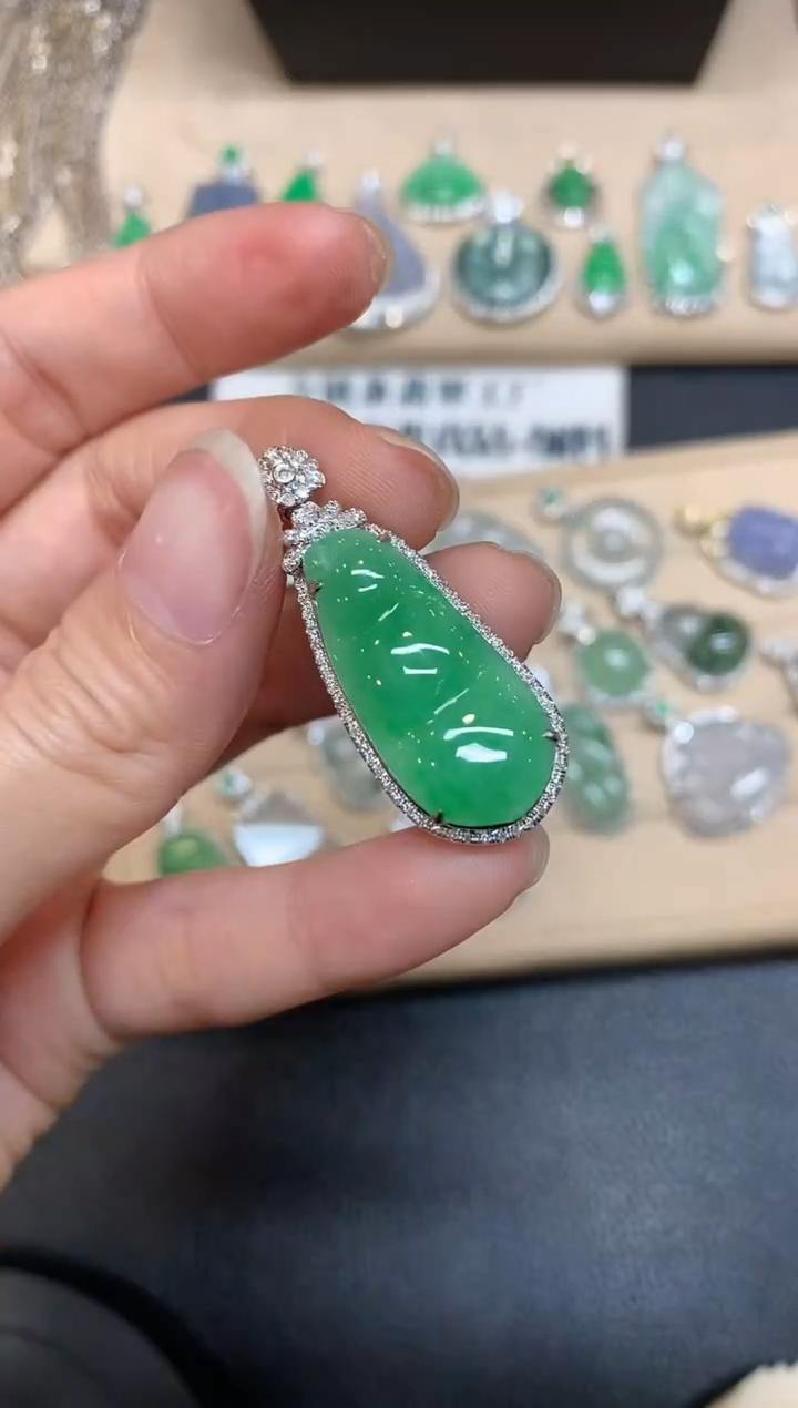 【闪购商品】翡翠颈饰18K金镶嵌福豆【无服务费