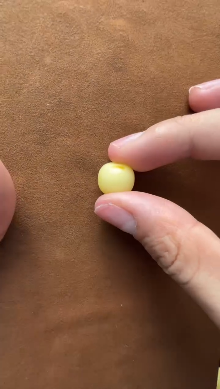 【闪购商品】蜜蜡裸石未镶嵌俄料微瑕12.5*11.9mm1.19克