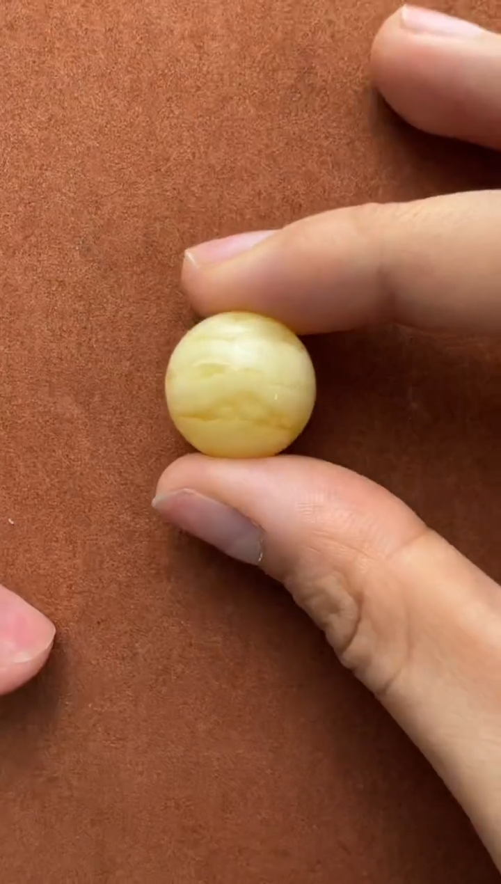 【闪购商品】蜜蜡裸石未镶嵌俄料微瑕18+mm3.182克