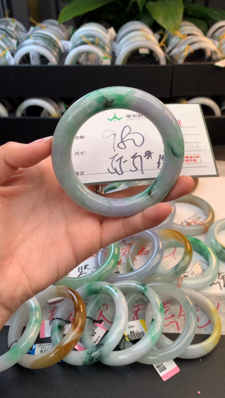 未镶嵌定制翡翠毛货需精细抛光+多人