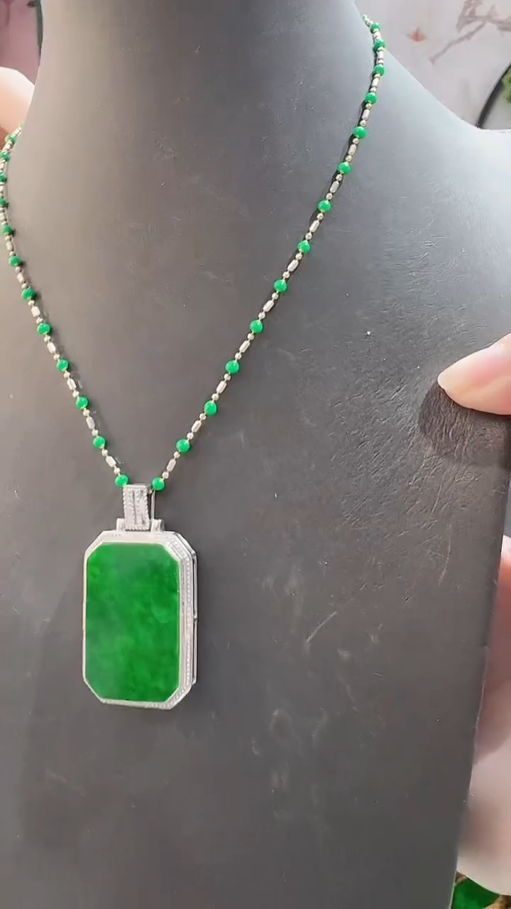 颈饰18K金镶嵌翡翠8888888888888