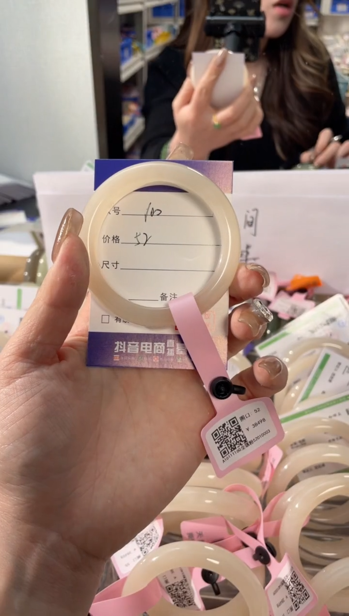 【闪购商品】和田玉手镯未镶嵌100