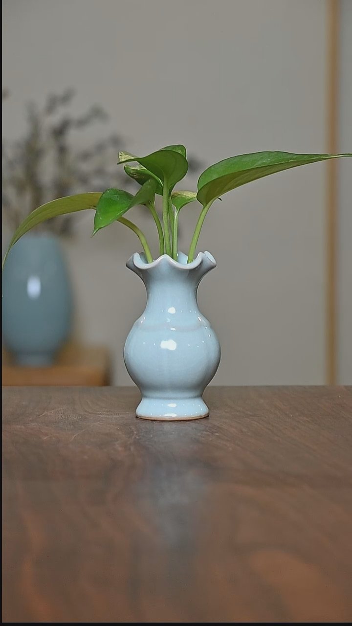 天青釉 小荷叶口瓶 微瑕 朱家汝窑款9cm