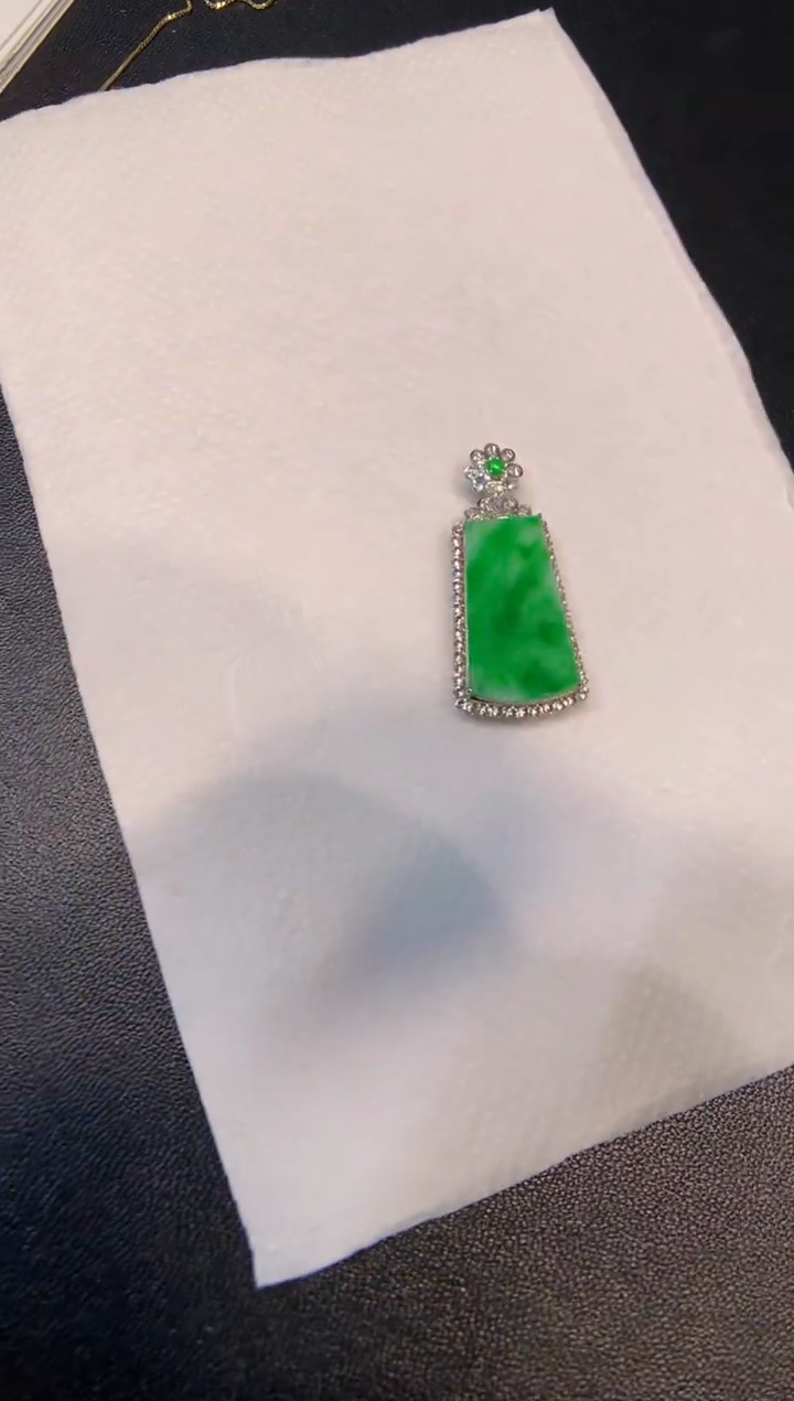 颈饰18K金镶嵌翡翠无事牌