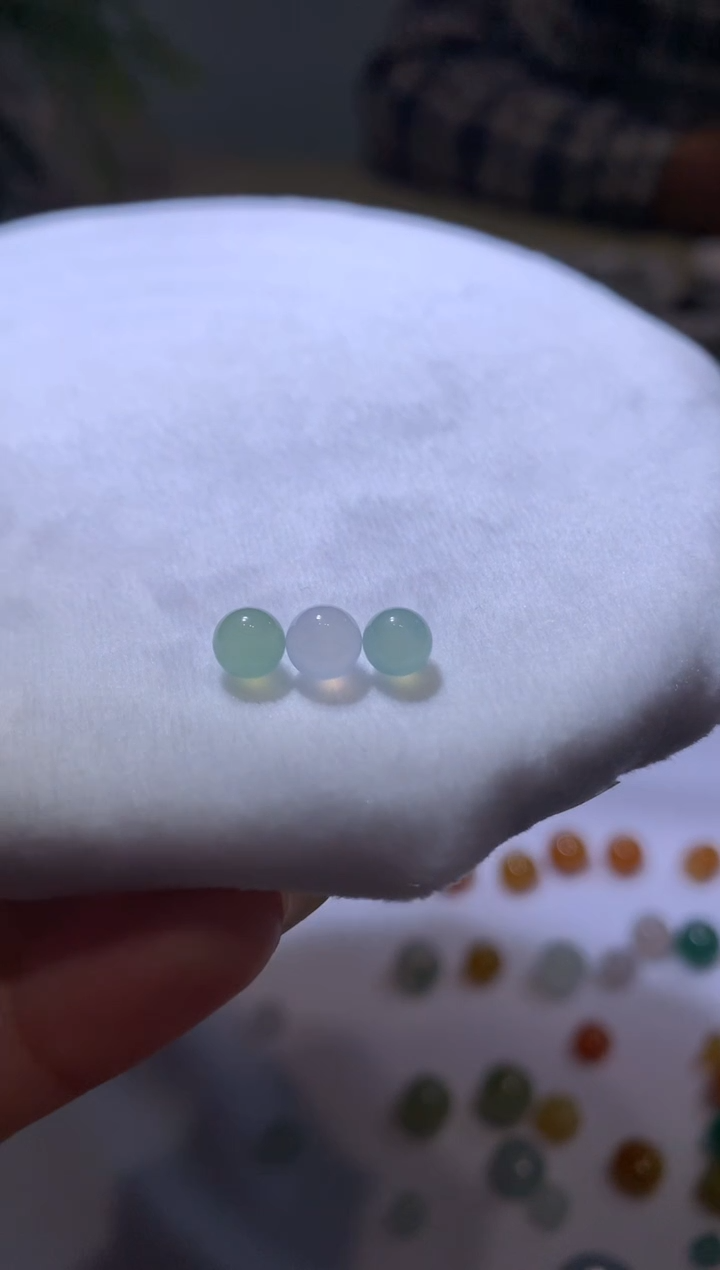 【闪购商品】定制翡翠未镶嵌5.8珠子180+18