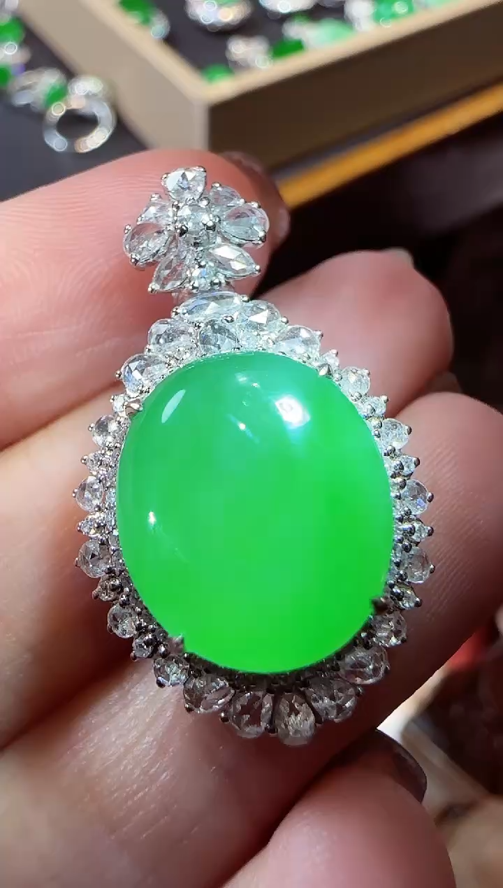 【闪购商品】翡翠吊坠(不含链)18K金镶嵌蛋面