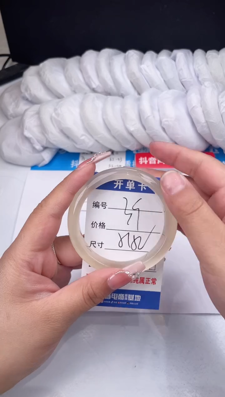 【闪购商品】石英质玉手镯未镶嵌香槟-52