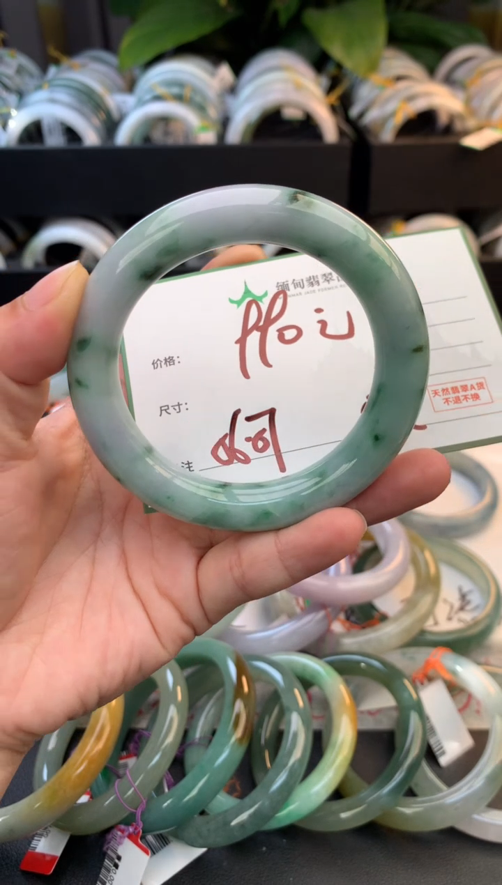 未镶嵌定制翡翠毛货需精细抛光+多人