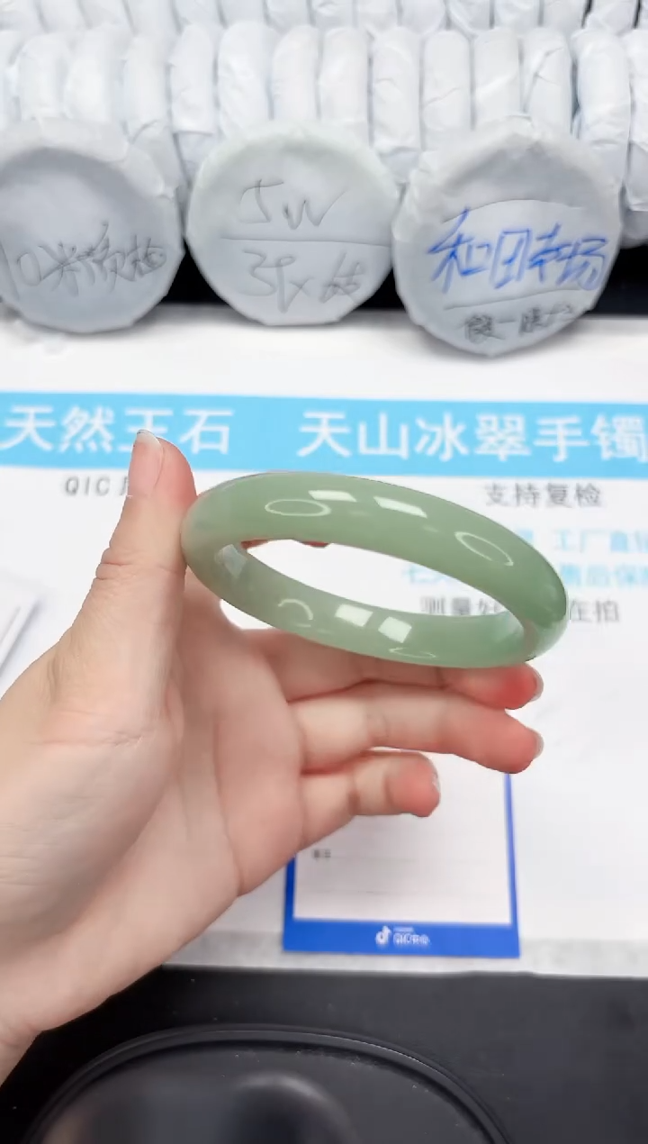 【闪购商品】石英质玉手镯未镶嵌209-64.5