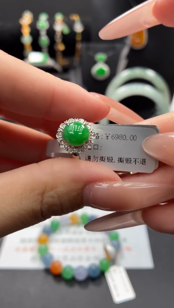 18K金镶嵌戒指翡翠翡翠戒圈