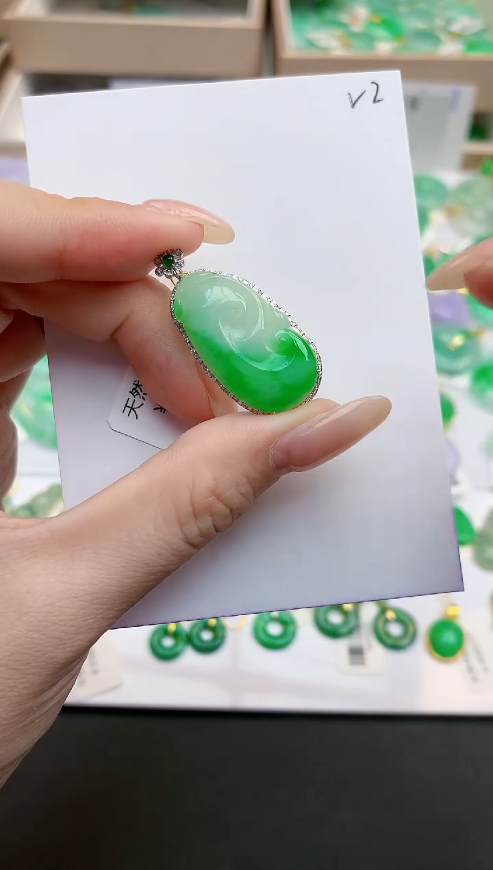 颈饰18K金镶嵌翡翠天然缅甸A货翡翠